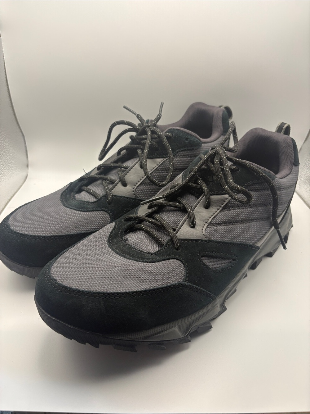 Columbia Men's Athletic Trail Shoe in Gray and Black